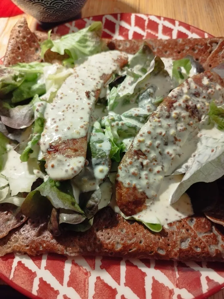 Crêpe Saucisse de Rennes Au Sel de Guérande Moutarde À l'Ancienne Et Confit D'oignon